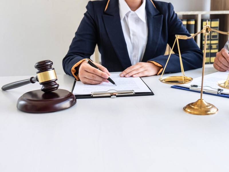 上海劳动仲裁律师：签一年劳动合同中途辞退的补偿问题剖析